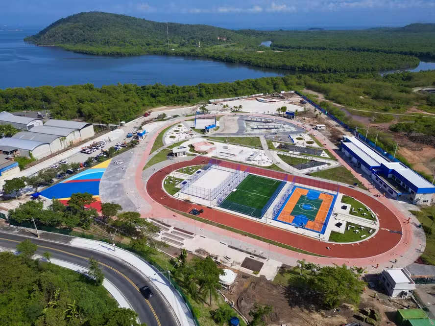 Novo complexo esportivo de São Gonçalo à beira da baía de Guanabara, vizinho a área de manguezal